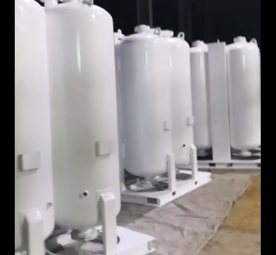 為了保證用戶能夠推進生產，加班發貨，8噸燃油燃氣鍋爐配帶余熱爐和3套低溫容器罐，發往湖北襄陽